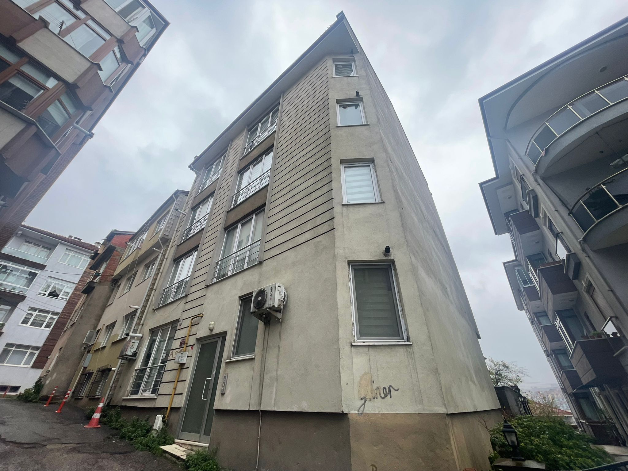 ŞEHRİN KALBİNDE KIRTEPE YUKARI ÇARŞI'DA 1+1 SATILIK DAİRE